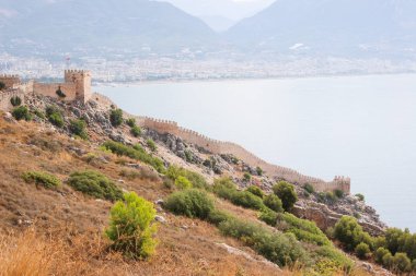 Alanya, Türkiye. Şehir, deniz, tekne ve kale manzarası