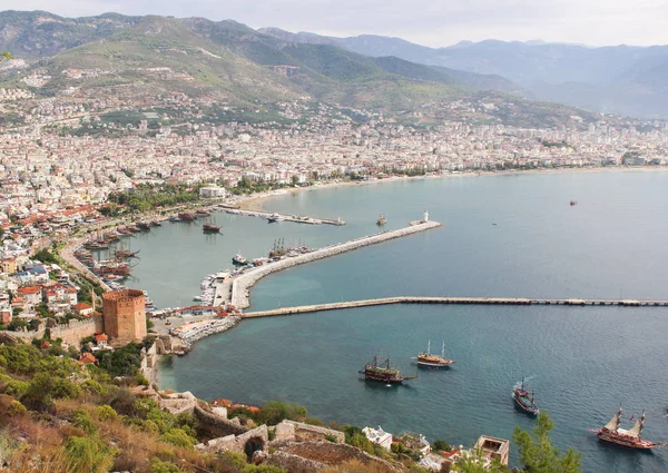 Alanya, Türkiye. Şehir, deniz, tekne ve kale manzarası