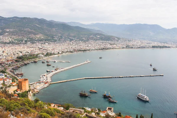 Alanya, Türkiye. Şehir, deniz, tekne ve kale manzarası