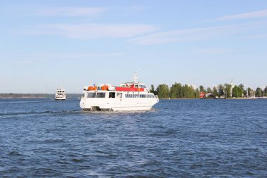 Helsinki, Finlandiya. Deniz koyu, tekneler, evler ve adalar üzerinde görünümü. Finlandiya Körfezi