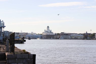 Helsinki, Finlandiya. Deniz koyu, tekneler, evler ve adalar üzerinde görünümü. Finlandiya Körfezi