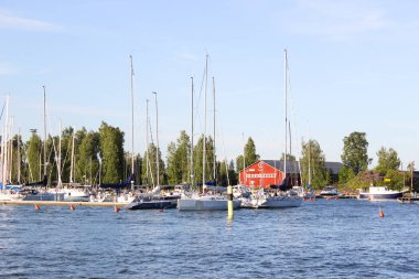 Helsinki, Finlandiya. Deniz koyu, tekneler, evler ve adalar üzerinde görünümü. Finlandiya Körfezi