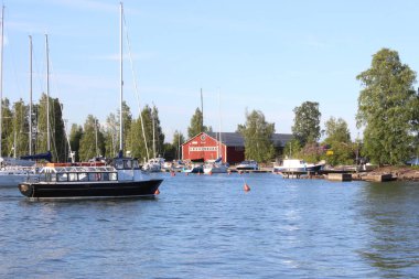 Helsinki, Finlandiya. Deniz koyu, tekneler, evler ve adalar üzerinde görünümü. Finlandiya Körfezi