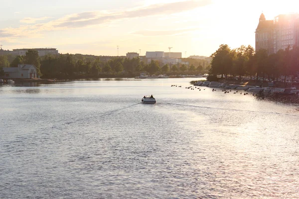 芬兰赫尔辛基日落 船和建筑物的景色 — 图库照片