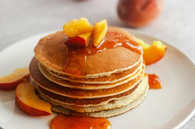 Kayısı reçelli krep ve şeftali. Tabakta krep. Lezzetli kahvaltı.