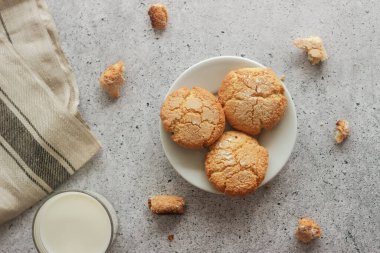 Sütlü bademli kurabiyeler. Tabaktaki kurabiyeler