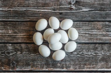 Tahta masadaki yumurtalar. Organik ürünler