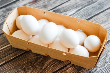 Kutudaki yumurtalar. Tahta masadaki yumurtalar. Organik ürünler