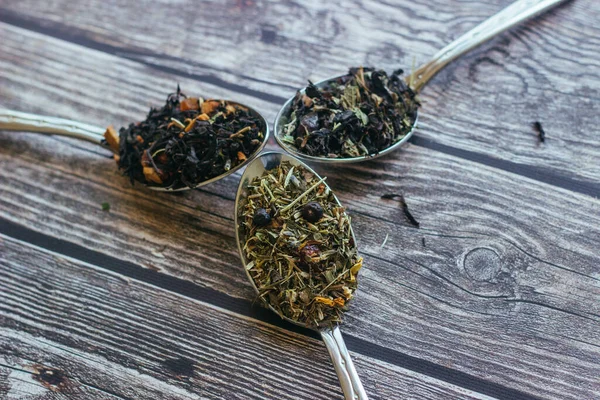 Vários Tipos Chá Ervas Colheres Colheres Com Folhas Chá Secas — Fotografia de Stock