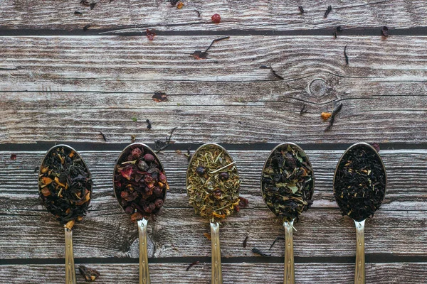 Différents Types Tisanes Dans Les Cuillères Cuillères Avec Des Feuilles — Photo