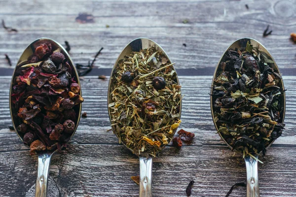 Différents Types Tisanes Dans Les Cuillères Cuillères Avec Des Feuilles — Photo