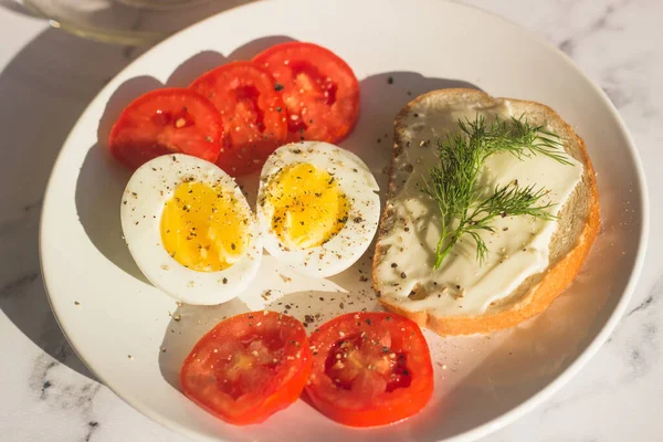Delicioso Desayuno Mesa Huevos Cocidos Tomates Sándwich Queso Crema Eneldo — Foto de Stock
