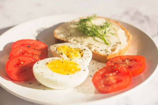 Delicioso Desayuno Mesa Huevos Cocidos Tomates Sándwich Queso Crema Eneldo — Foto de Stock