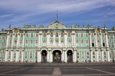 St. Petersburg 'daki Kış Sarayı ve Saray Meydanı manzarası. Münzevi, Rusya