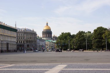 St. Petersburg, Rusya 'daki Saint Isaac Katedrali ve Saray Meydanı manzarası
