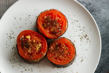 Domatesli fırında patlıcan. Tabakta patlıcan. Lezzetli sıcak yemek.