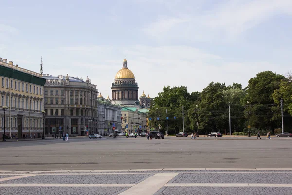 俄罗斯圣彼得堡的圣以撒大教堂和皇宫广场 — 图库照片