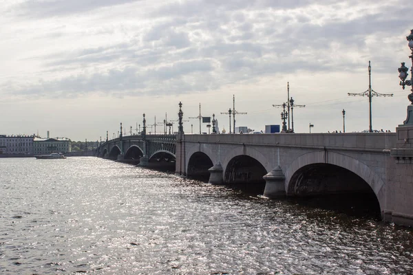 俄罗斯圣彼得堡涅瓦河上的Troitsky桥 — 图库照片