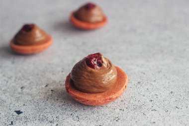 Kurabiyeler. Lezzetli Fransız tatlıları. Makarnalar masaya. Çikolatalı ve kirazlı kurabiye.