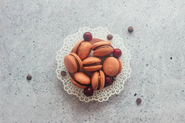 Kurabiyeler. Lezzetli Fransız tatlıları. Makarnalar masaya. Çikolatalı ve kirazlı kurabiye.