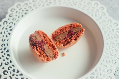 Kurabiyeler. Lezzetli Fransız tatlıları. Makarnalar masaya. Çikolatalı ve kirazlı kurabiye.