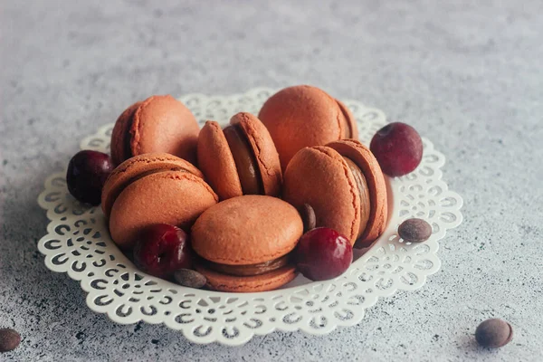Μακαρόν Πεντανόστιμα Γαλλικά Γλυκά Μακαρόν Στο Τραπέζι Αμυγδαλωτά Σοκολάτα Και — Φωτογραφία Αρχείου