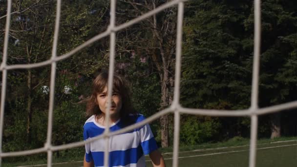 Zeitlupe Eines Kleinen Jungen Der Das Fußballtor Schießt — Stockvideo