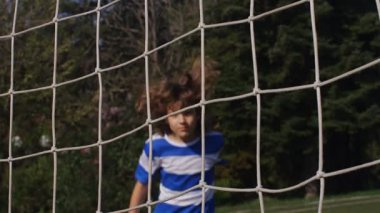 Ağır çekim genç çocuk başlık futbol futbol gol, 4 k gol