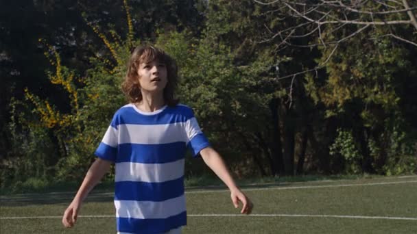 Yavaş Futbol Futbol Topu Ile Genç Çocuğun — Stok video