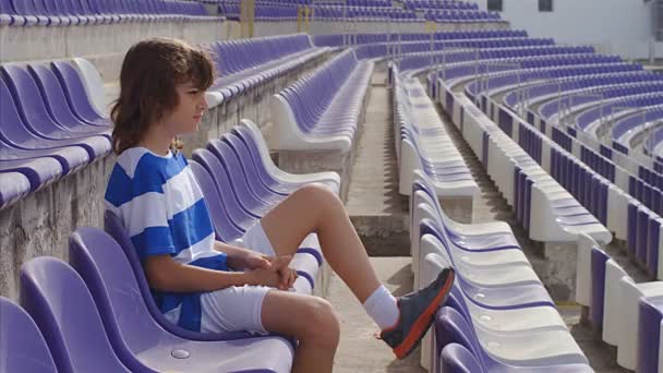 Jonge Jongen Voetballer Met Voetbal Tribunes Van Het Stadion — Stockvideo