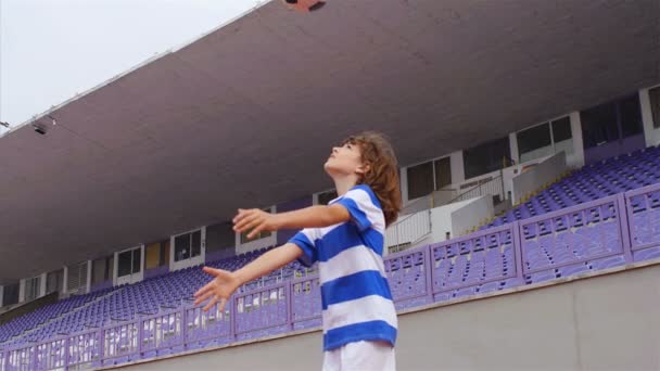Zwolnionym Tempie Młody Chłopak Pozycji Piłka Nożna Żywo Stadion — Wideo stockowe