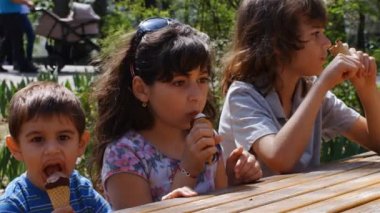 İki erkek ve kız parkta 4 k dondurma yeme
