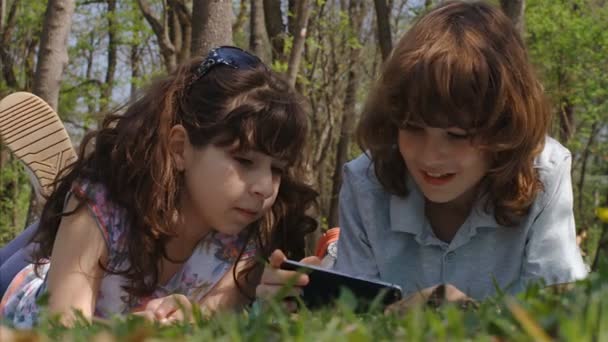 Atractivos Niños Años Viendo Algo Teléfono Inteligente Aire Libre — Vídeo de stock