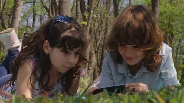 Attrayant Ans Enfants Regardant Quelque Chose Sur Smartphone Plein Air — Video