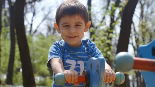 Bonito Menino Brincando Uma Balancé Parque Câmera Lenta — Vídeo de Stock