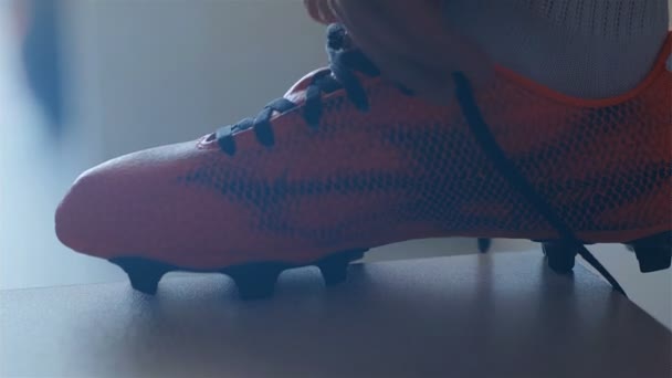 Onun Ayakkabıları Koymak Futbol Futbol Oyuncusu — Stok video