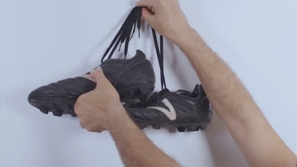 Футболист Вешает Футбольные Ботинки Стену — стоковое видео