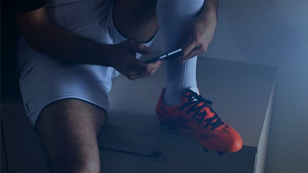 Παίκτης Ποδοσφαίρου Ποδόσφαιρο Πληκτρολογώντας Στο Κινητό Τηλέφωνο — Αρχείο Βίντεο