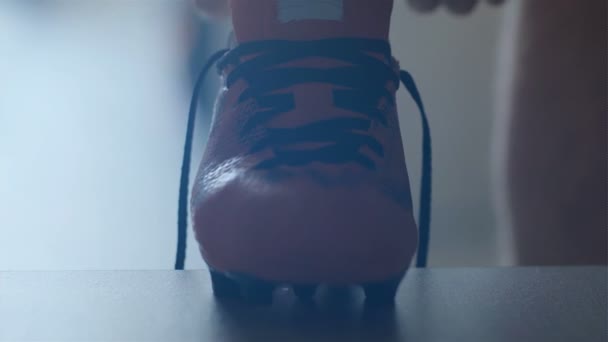 Footballeur Mis Ses Chaussures Mouvement Lent — Video