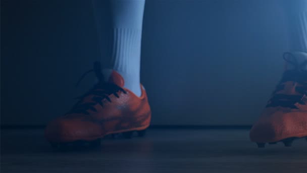 Detalle Las Piernas Del Jugador Fútbol Americano Desata Los Zapatos — Vídeos de Stock