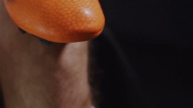 Onun ayakkabıları koymak futbol futbol oyuncusu
