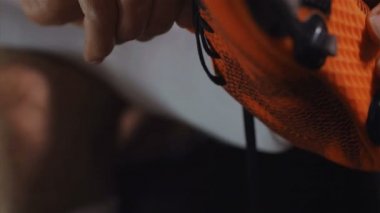 Onun ayakkabıları koymak futbol futbol oyuncusu