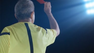 Futbol futbol hakem penaltı kırmızı kartı gösterir