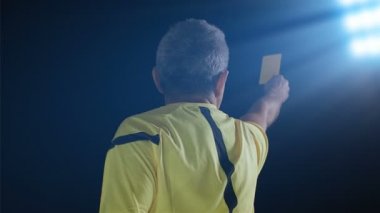 Futbol futbol hakem penaltı sarı kartı gösterir