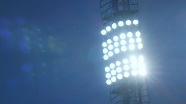 Futbol/futbol/spor stadyum ışıkları karanlık gökyüzü, 4k karşı arka plan