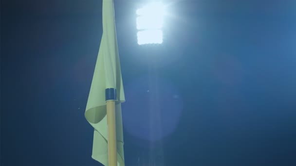 Eckfahne Fußballstadion Nachts Vom Wind Verweht Stadionbeleuchtung Hintergrund — Stockvideo