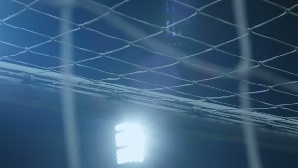 Fußball Sportstadionbeleuchtung Gegen Dunklen Himmel Netz Vorne Ball Fliegt Ins — Stockvideo