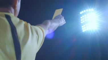 Futbol futbol hakem penaltı sarı kartı gösterir