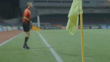 Hakem yardımcısı bir futbol maçında saha kenarına doğru ilerliyor, 4K.