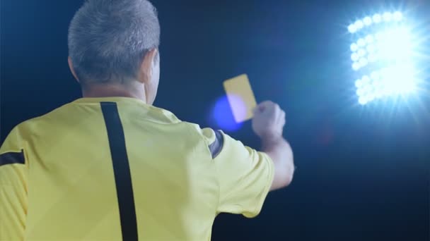 Διαιτητής Ποδοσφαίρου Ποδοσφαίρου Δείχνει Ποινή Κίτρινη Κάρτα — Αρχείο Βίντεο